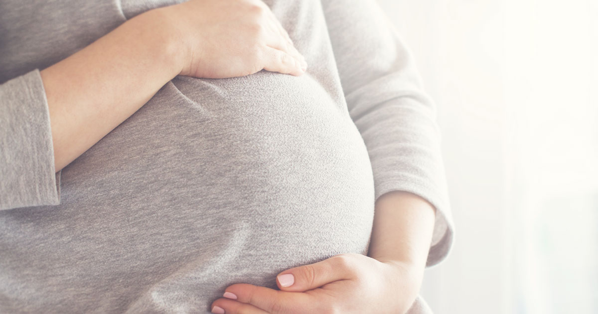 foto de uma mulher grávida acariciando sua barriga