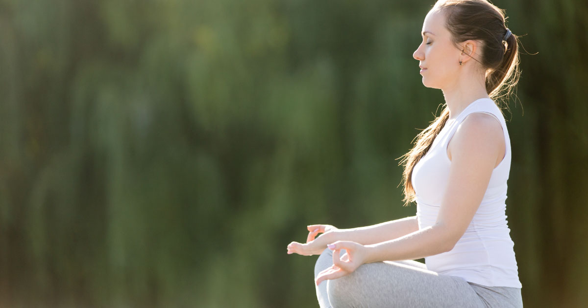 foto de uma mulher meditando