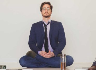 Foto de um homem de terno meditando