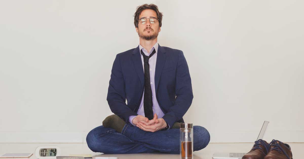 Foto de um homem de terno meditando