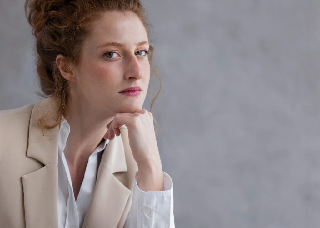 Entenda como a autocobrança alimenta o estresse e descubra caminhos para aliviar a pressão interna com mais leveza